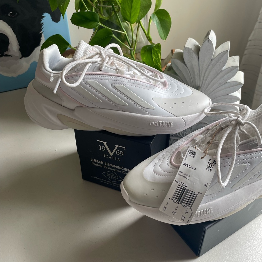Adidas Ozelia J. in SZ 5.5 NWOB light pink and white